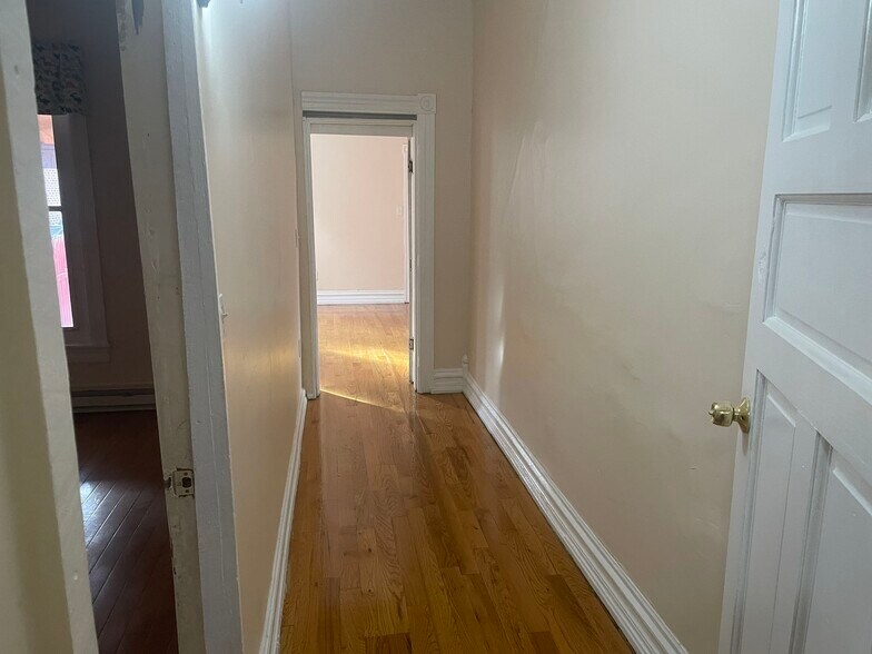 Building Photo - 706 N 6th St