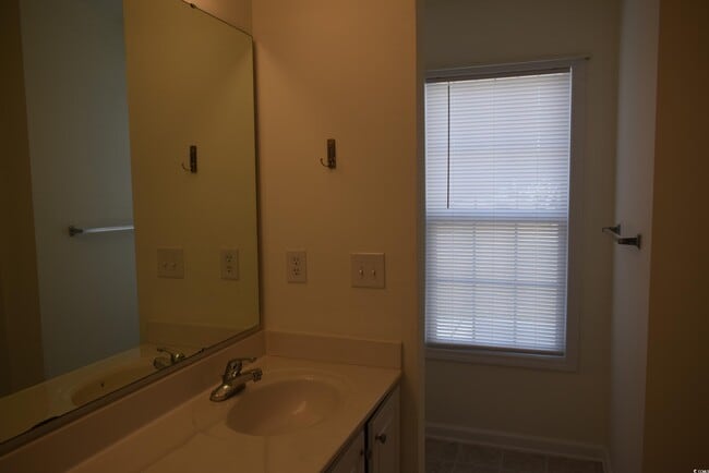 Building Photo - 201 Vesta Dr