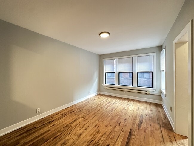 Building Photo - 4422 N Wolcott Ave