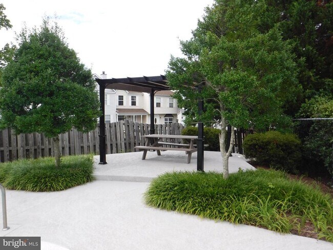 Primary Photo - 102 Piccadilly Ln