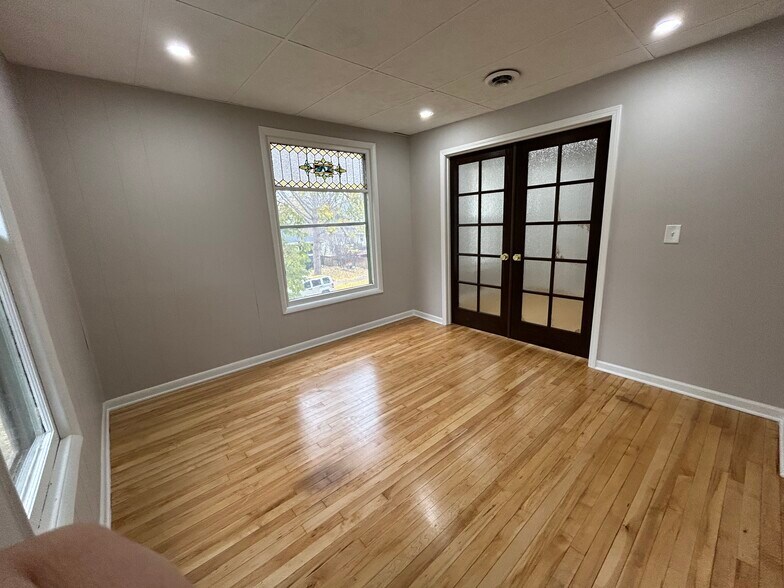 Building Photo - 512 8th Ave NE