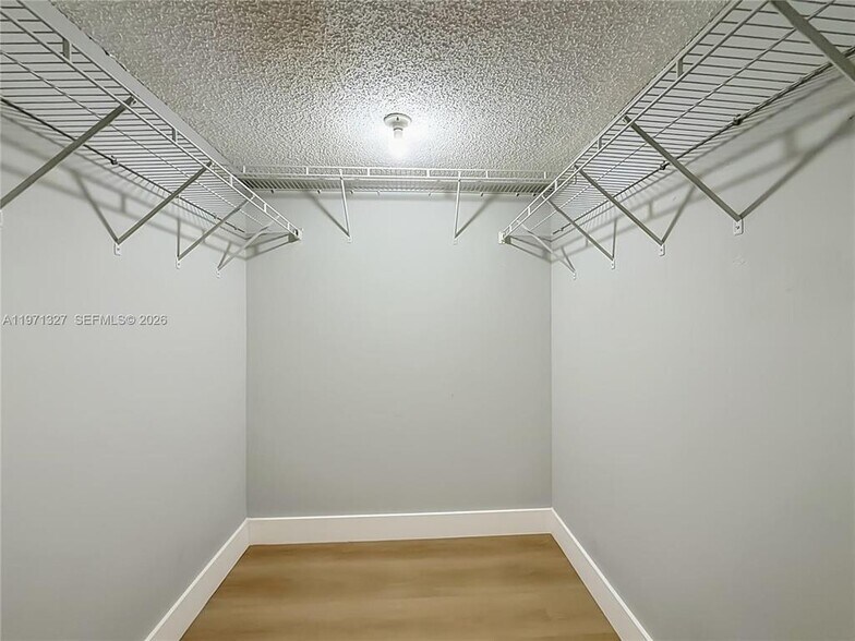 Building Photo - 210 Lakeview Dr