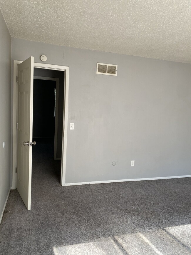 Building Photo - "Charming 2-Bed Townhome (multiplex buildi...