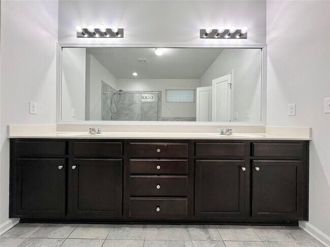 Building Photo - 370 Broadmoor Dr