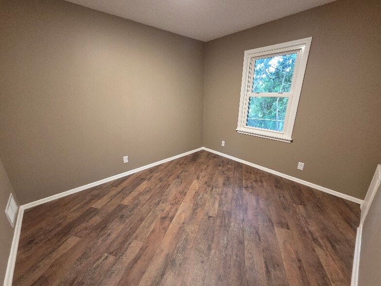 Building Photo - 3311 Interlachen Dr NE