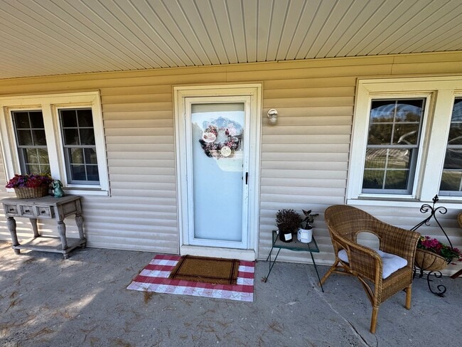 Building Photo - 3 Bed/2 Bath Single Fmaily Home