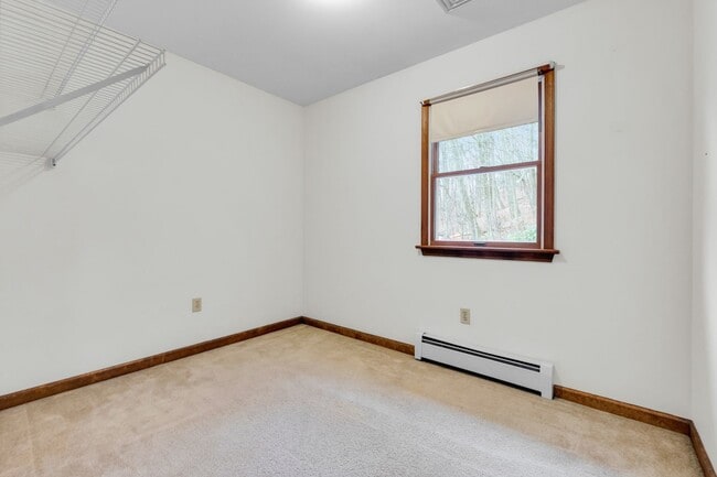 Building Photo - Family-Friendly 4-Bed Home with Pet-Friendly Yard and Pool in a Quiet Neighborhood