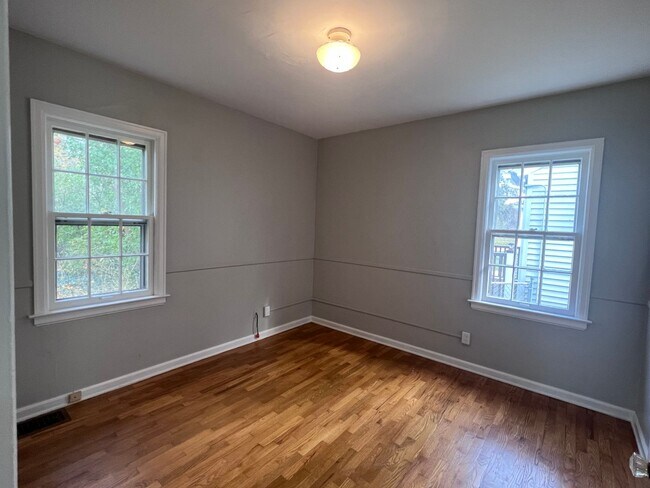 Building Photo - Adorable 2 Bedroom home with finished basement!