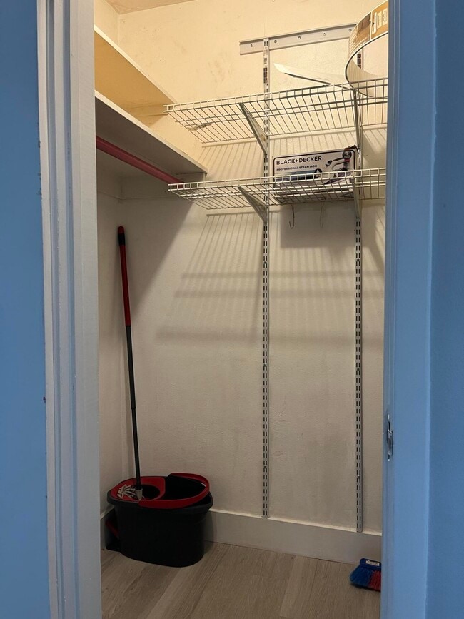 Building Photo - 143 West Ct