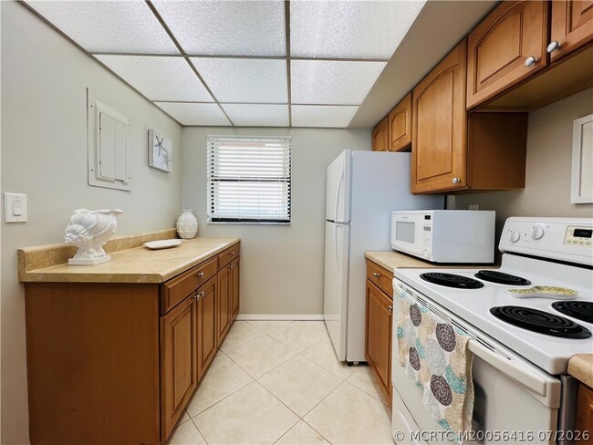 Building Photo - 9400 S Ocean Dr