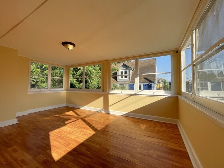 Sun Room - 533 W Gray St