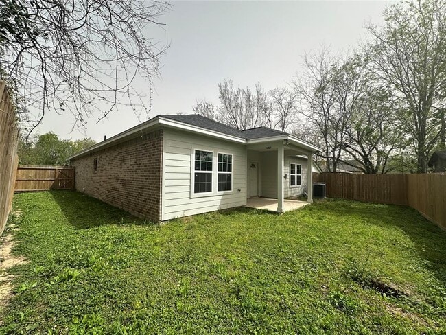 Building Photo - 304 Armstrong St