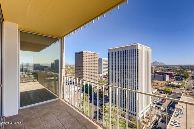 Building Photo - 207 W Clarendon Ave