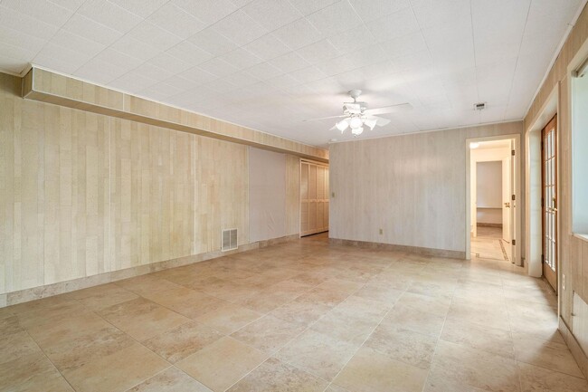 Building Photo - Spacious, well-cared for 4-bdrm/3-bath spl...