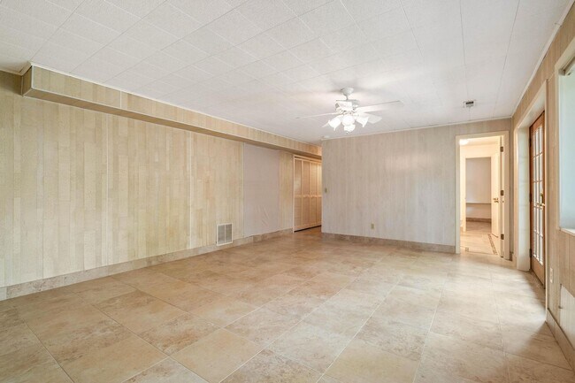 Building Photo - Spacious, well-cared for 4-bdrm/3-bath split-level—Family/laundry rooms, backyard, garage