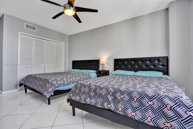 Building Photo - 3725 S Ocean Dr