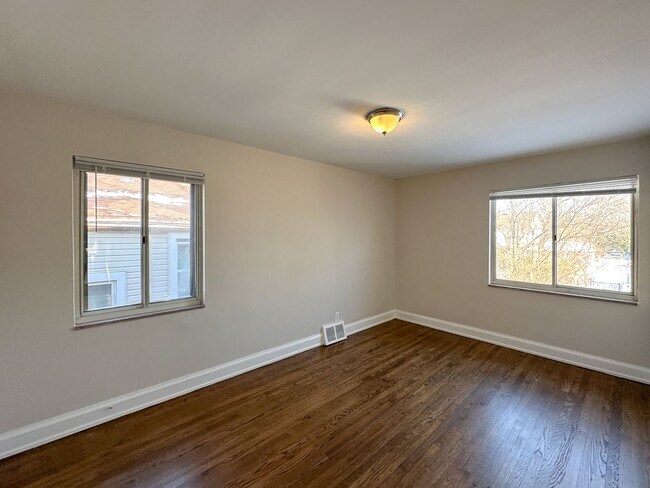 Building Photo - AVAILABLE NOW Home in University District ...