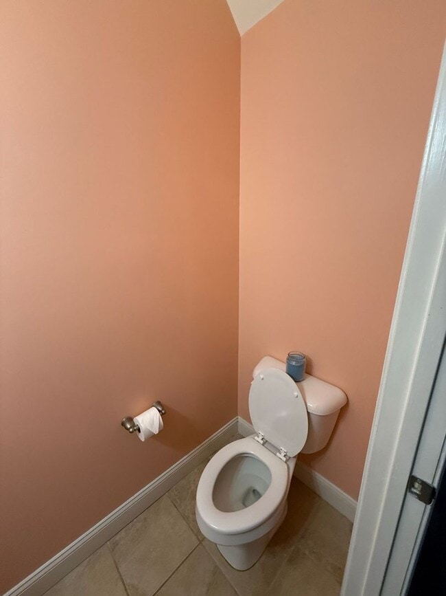 Building Photo - 2 bedroom, 2.5 bath Townhouse