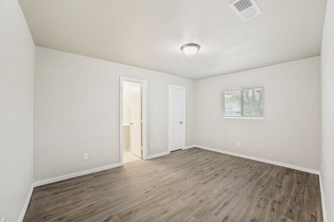Building Photo - NEWLY-REMODELED 3-BEDROOM HOME IN HERITAGE SUBDIVISION