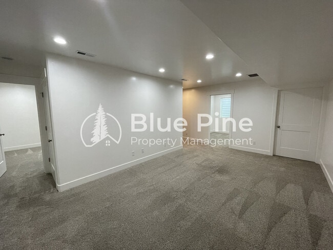 Building Photo - 5844 Wildrose Ave