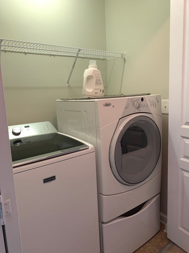 Building Photo - Perfectly Located 2 Bedroom Suite Townhome...