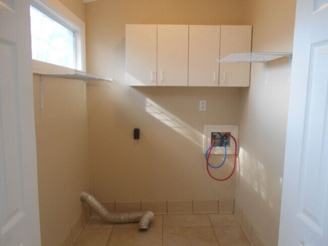 Building Photo - 2 bedroom townhome blocks from the beach.