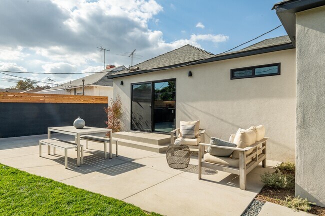 Building Photo - 3840 Somerset Dr