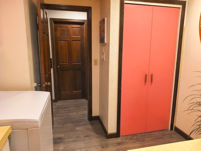 Building Photo - Spacious 4 bed, 2.5 bath with HEATED POOL ...