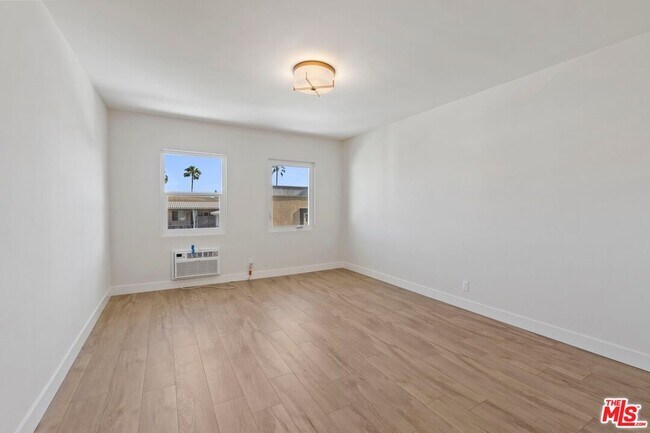 Building Photo - 1250 N Crescent Heights Blvd