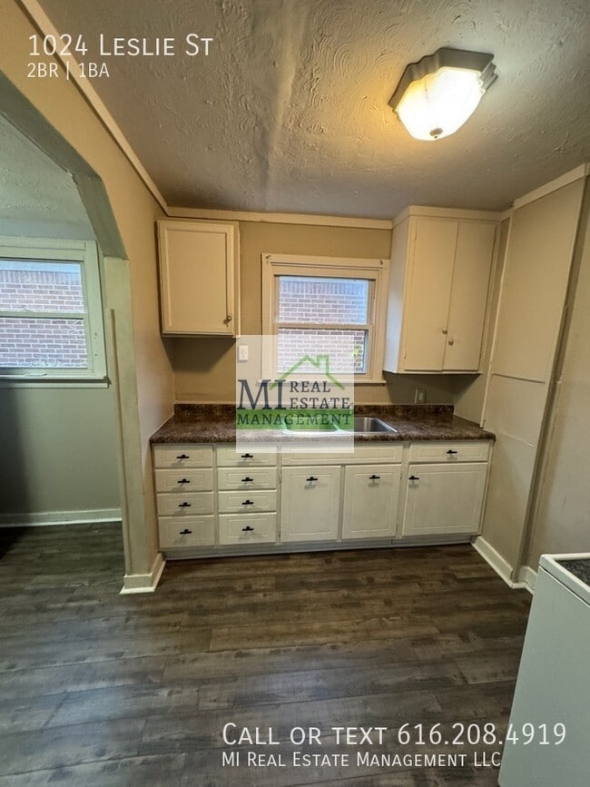 Building Photo - 1024 Leslie St