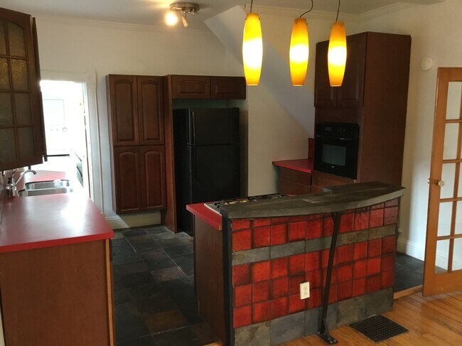 Building Photo - 831 S Cascade Ave