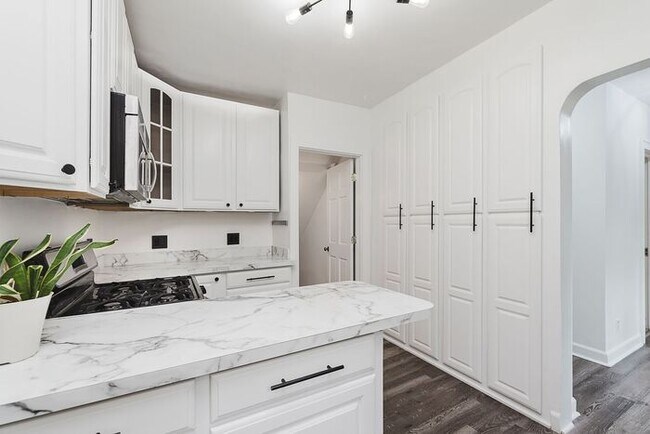 Building Photo - Charming, Fully Updated Broad Ripple Gem!