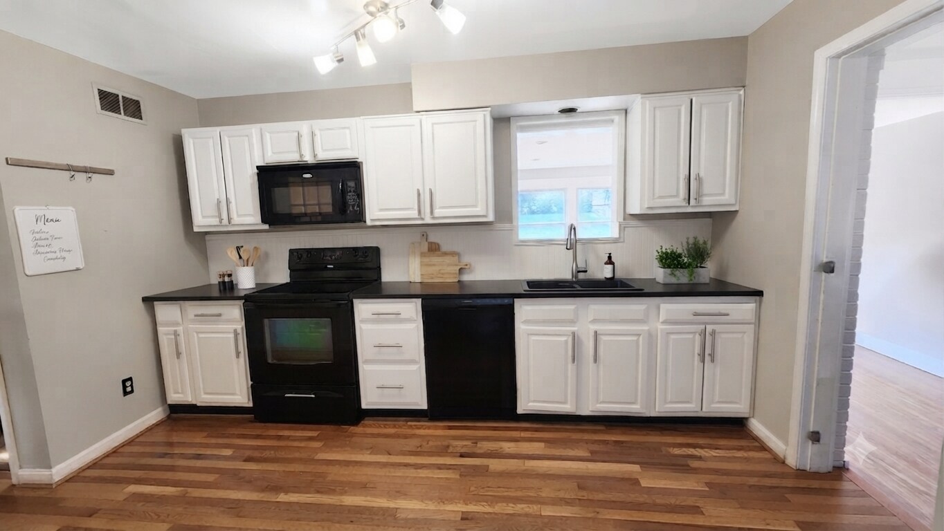 Building Photo - 7123 Glenellyn Drive