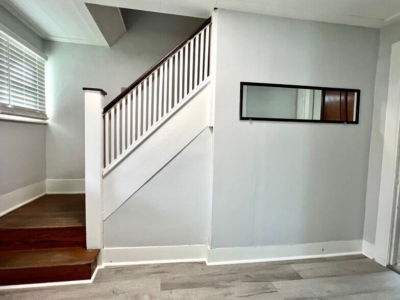 Building Photo - 408 Hillview Pl