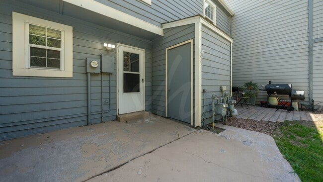 Building Photo - End Unit Townhome in Victoria Village