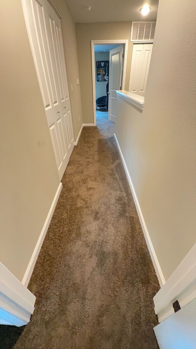 Building Photo - 3BR/2.5BA Off Lake Braford