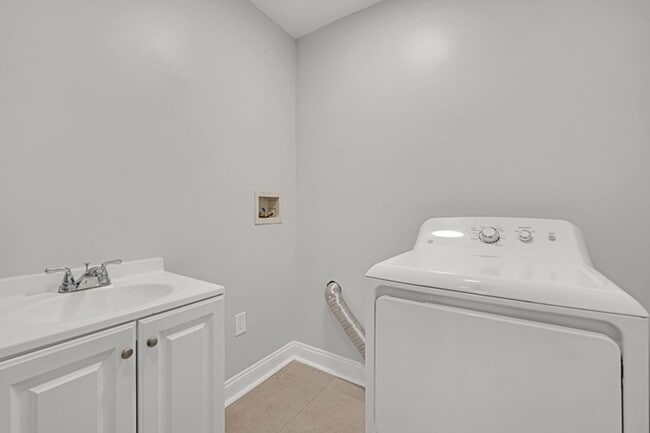 Building Photo - Freshly Renovated 4-Bedroom Home with Cent...
