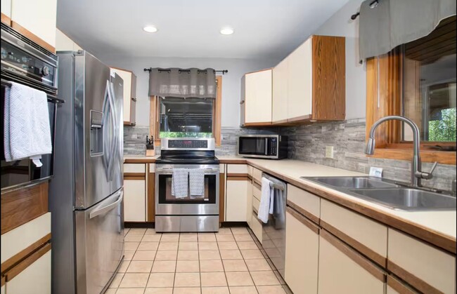Building Photo - Beautiful, secluded 3 bedroom home for rent
