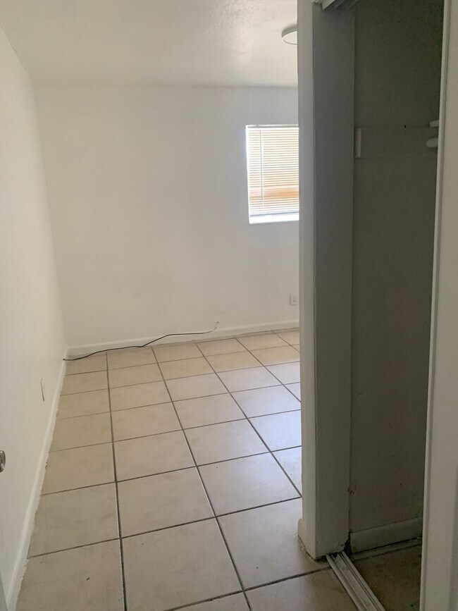 Building Photo - 900 NW