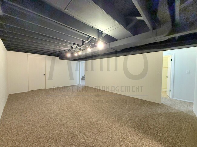 Building Photo - 1324 E 43rd Ave