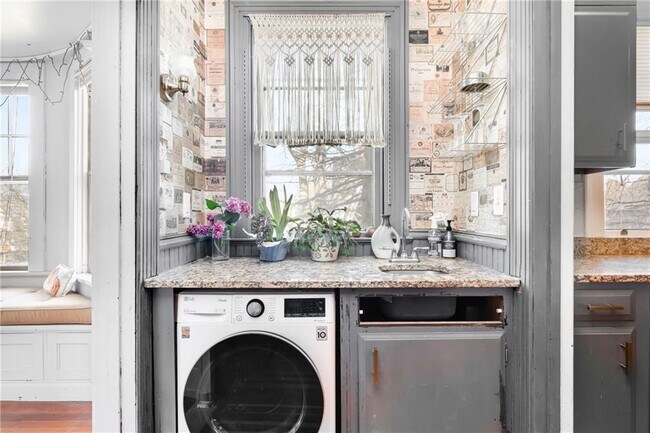 Building Photo - 21 Elton St