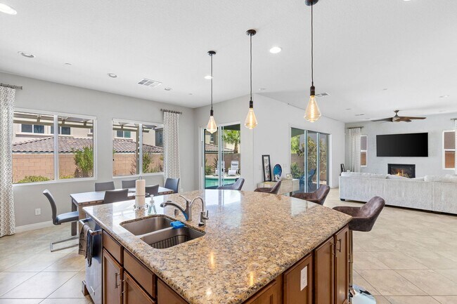 Building Photo - 5 Bed home w/downstairs bed. Private pool.