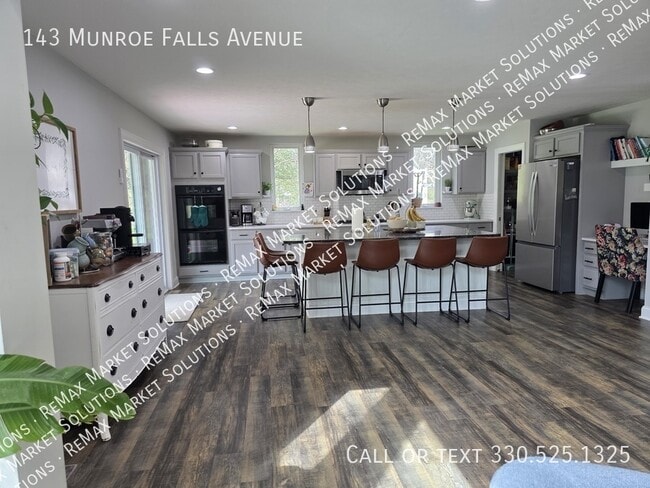 Building Photo - 143 Munroe Falls Ave