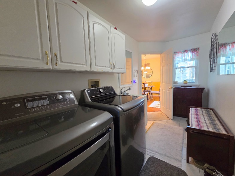 Building Photo - 1025 Rosewood Dr