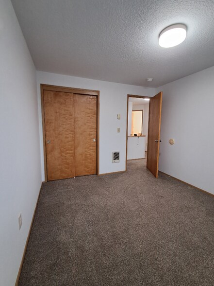 Building Photo - 806 SE 153rd Ave