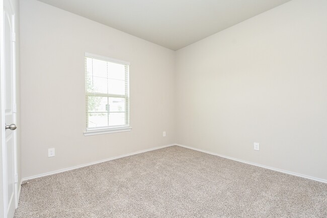 Building Photo - 40530 Birch Shadows Ct
