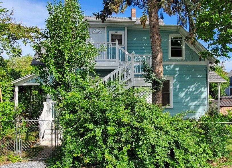 separate entrance - 210 Oak St
