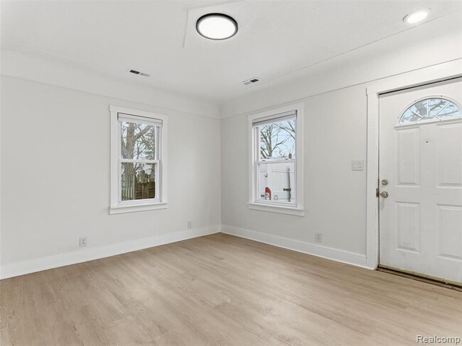 Building Photo - 335 E Elza Ave