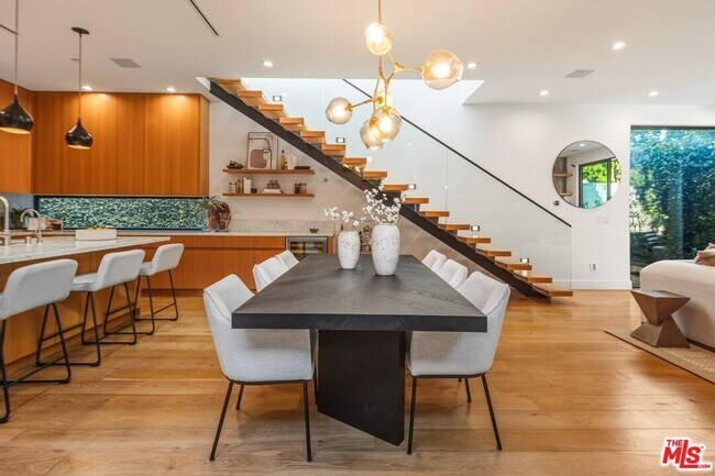 Building Photo - 722 Marine St