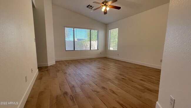 Building Photo - 324 W Oriole Way